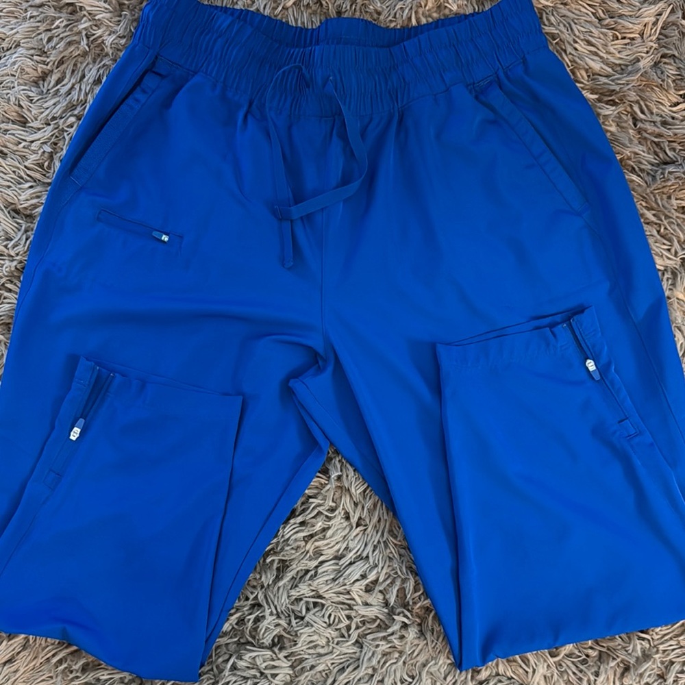 NWOT Women's WhisperLite ISLA 5 pocket tapered scrub pants